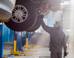 Un employé en plein diagnostic automobile chez DAS 78